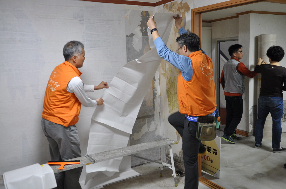 도배지를 새로 작업하는 모습1
