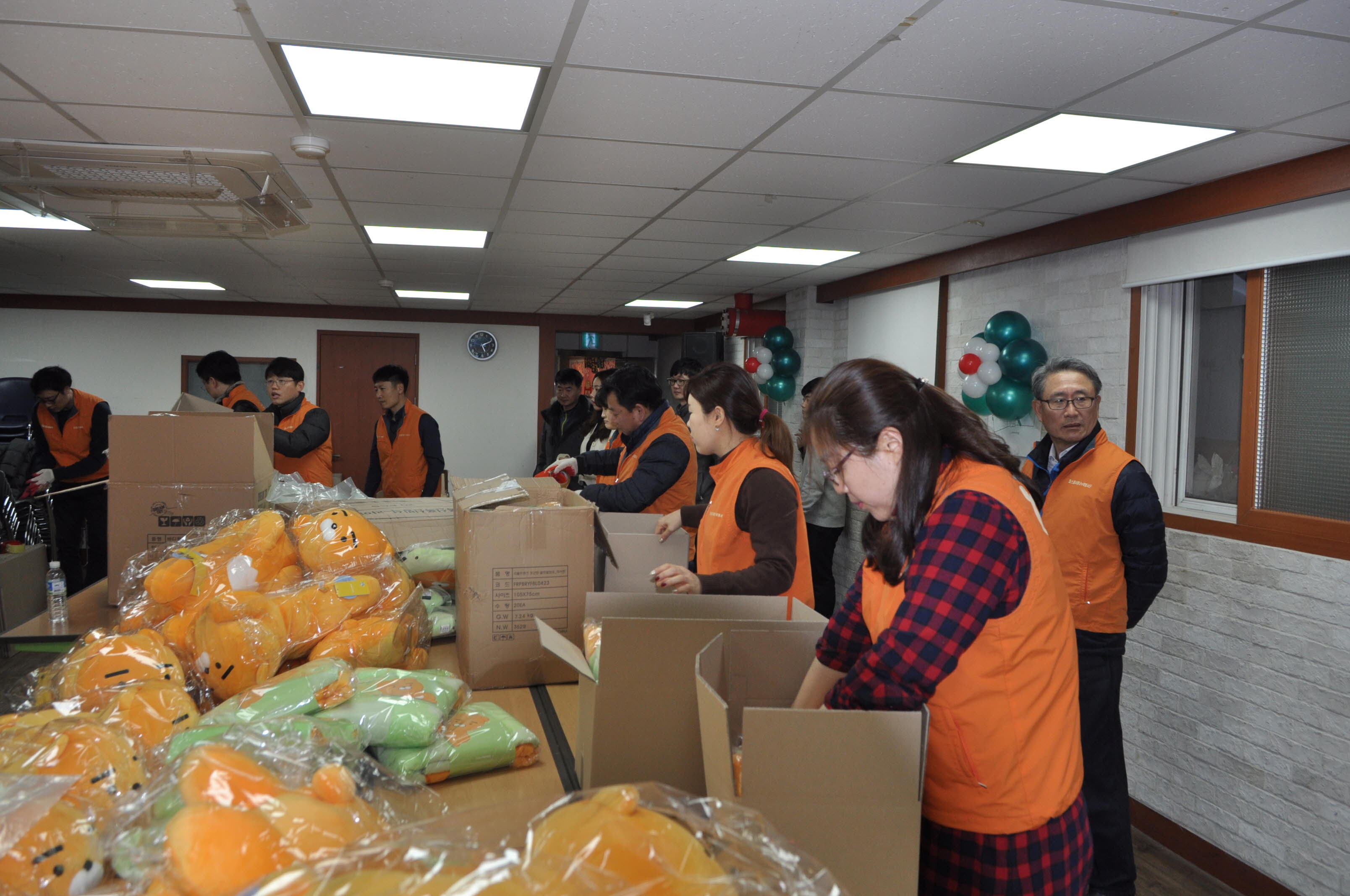 희망상자를 작업하는 직원들의 모습