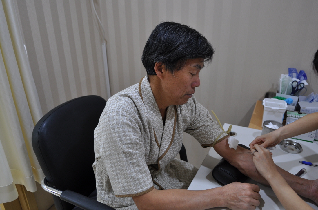 피 뽑고 있는 어르신