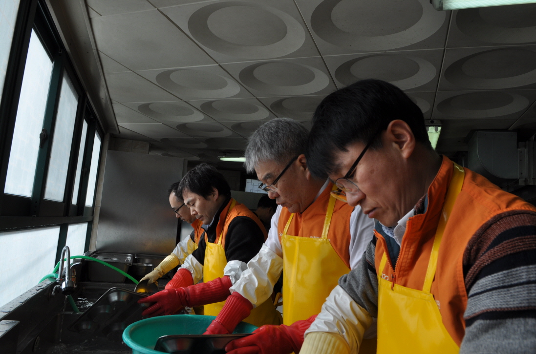 열심히 설거지하는 직원