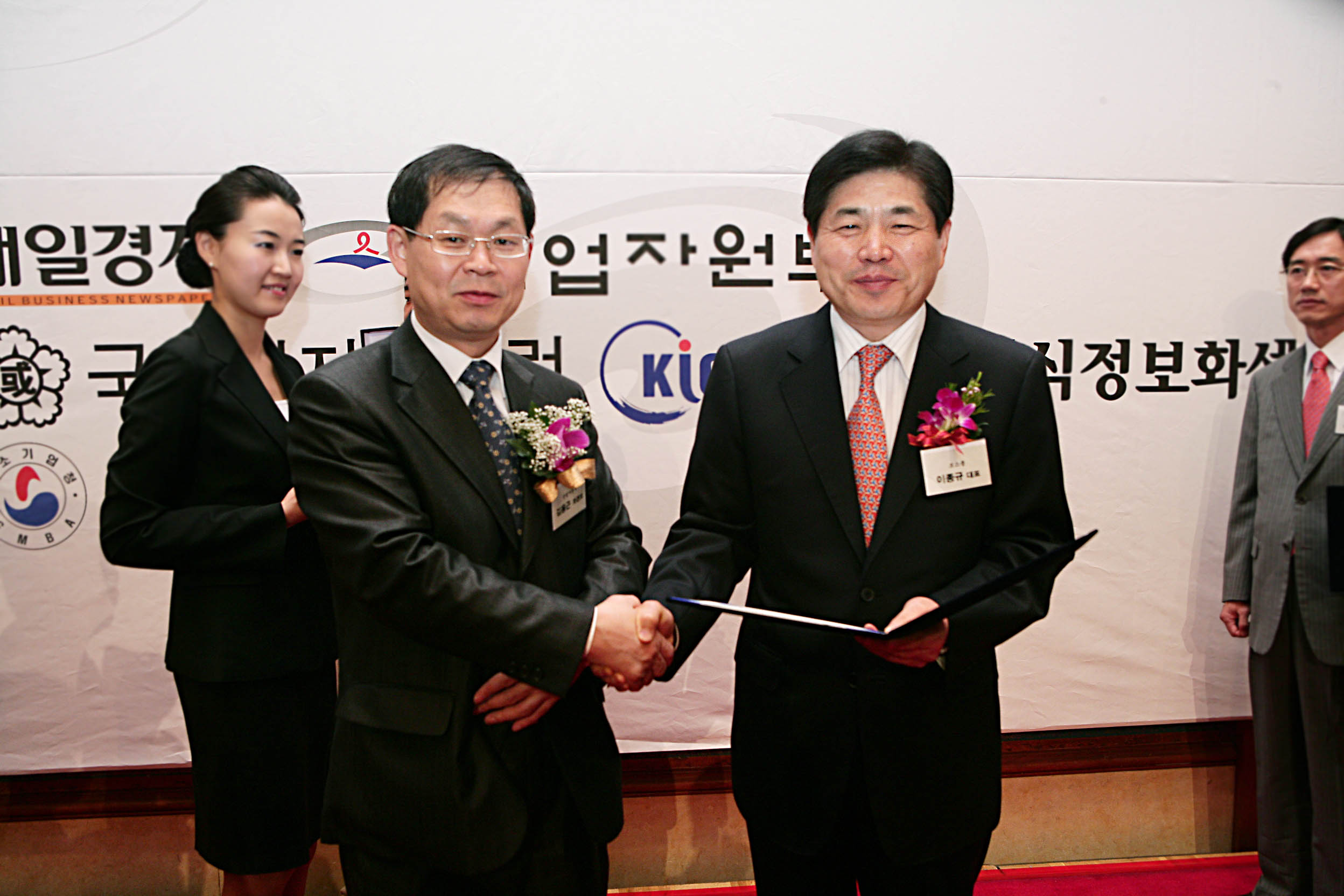 PHOTO.JPG